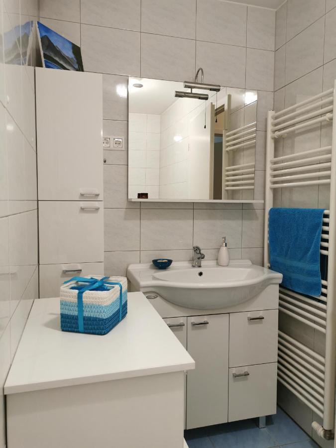 Apartment Cozy With Free Parking And Balcony