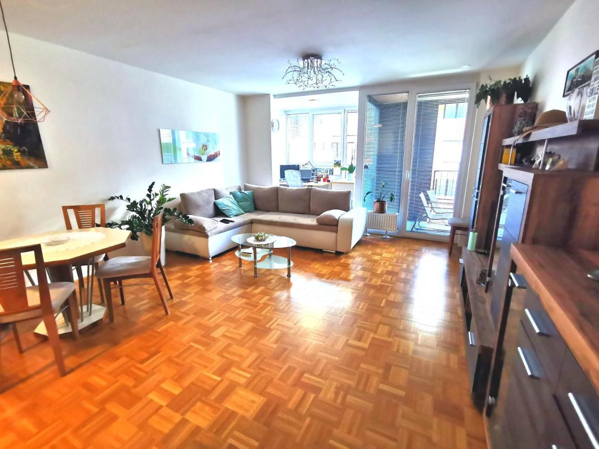 Cozy With Free Parking And Balcony